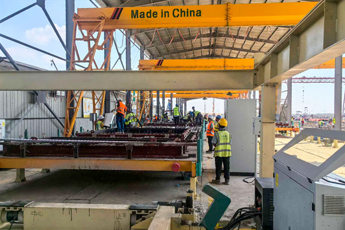 Precast concrete production line vibration station with flat moulds